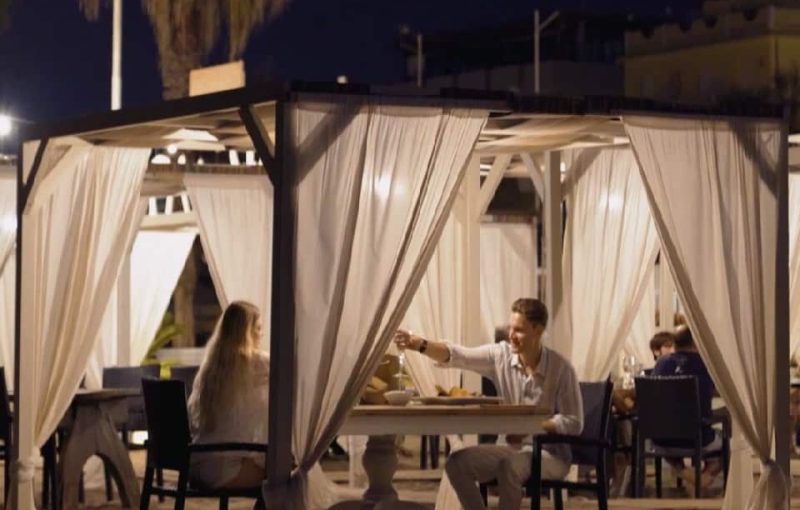 vacanze-giovane-coppia-mare-italia