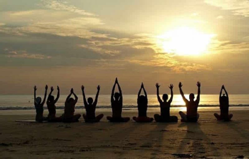 yoga-bimbi-rimini-spiaggia